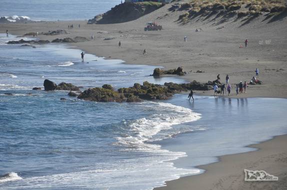 Movimento da manhã em praia de Pichilemu, no litoral central do Chile